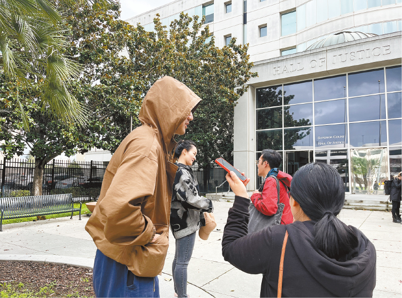 不少华人关注此案前往法院旁听和在庭外接受媒体访问。 记者王蔚摄