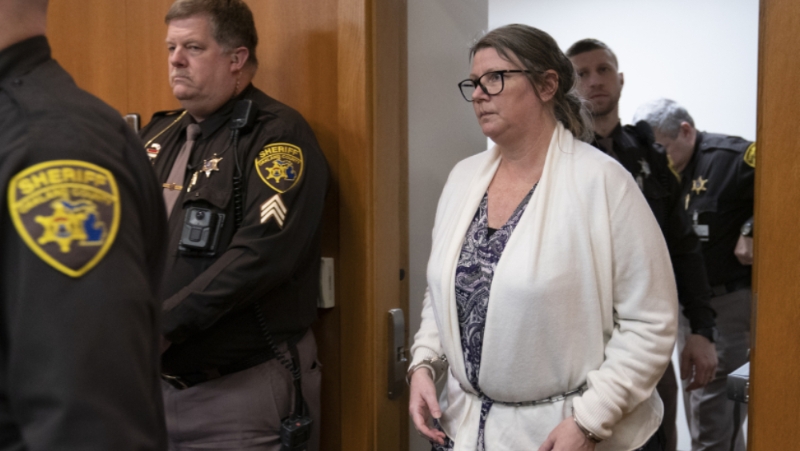 美国密歇根州4死校园枪击案,枪手母亲被裁定误杀罪成,为美国首例。 AP 美国密歇根州4死校园枪击案,枪手母亲被裁定误杀罪成,为美国首例。 AP