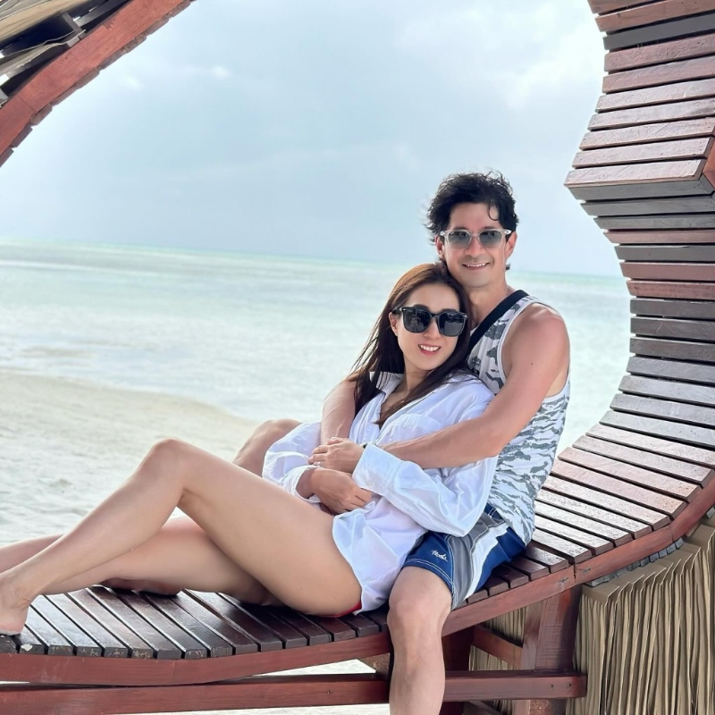 钟嘉欣大晒白滑长腿。 钟嘉欣大晒白滑长腿。