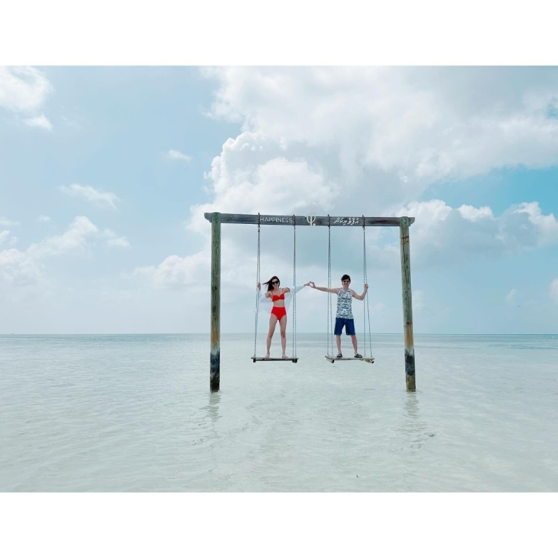 钟嘉欣和老公庆祝结婚9周年, 去了马尔代夫过二人世界。 钟嘉欣和老公庆祝结婚9周年, 去了马尔代夫过二人世界。