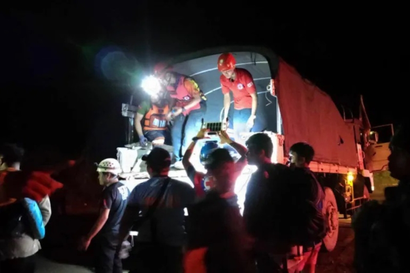 菲律宾军警在暗夜中救灾,难度相当大。美联社 菲律宾军警在暗夜中救灾,难度相当大。美联社