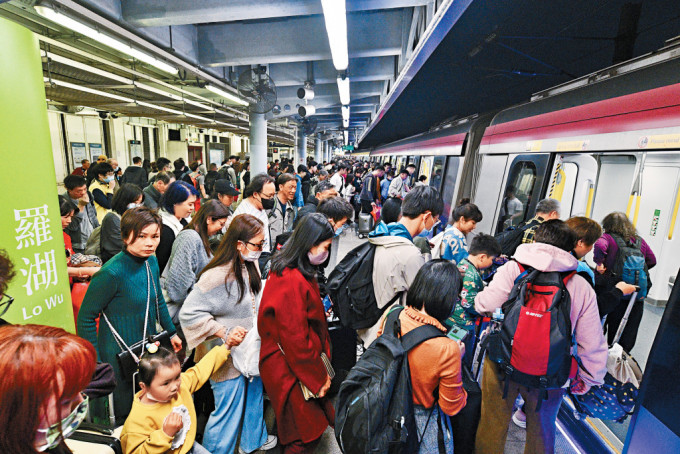 港铁罗湖站月台挤满返港巿民，不少人要等两班车才能顺利乘搭。