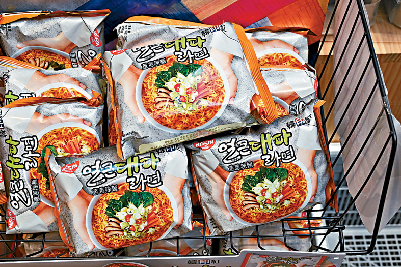 韩印红最近首度与日清食品联乘，共同研发葱葱辣面。