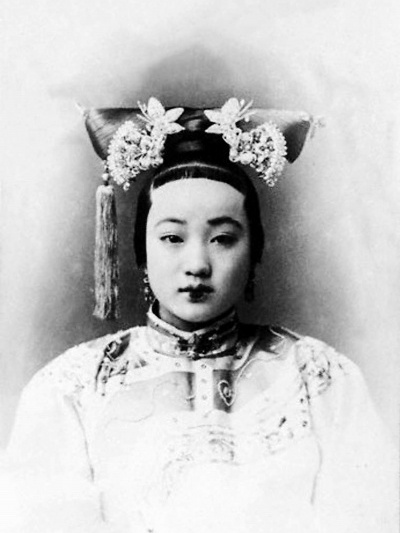 故宫出版物曾称此照片中女子为珍妃，但史学家分析发型，认为这是很可能是拍摄于1910年代的汉族姑娘。