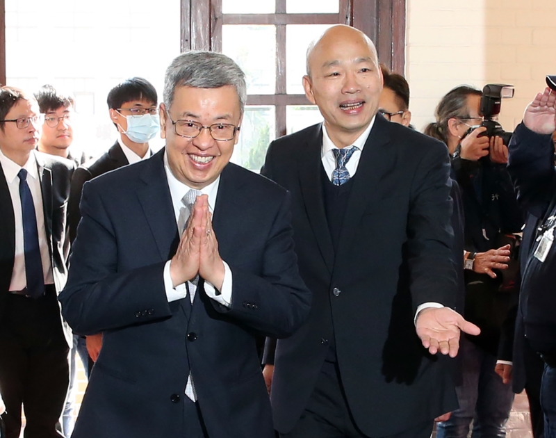 图为“行政院长”陈建仁（前左）17日率团前往“立法院”拜会“立法院长”韩国瑜（前右），两人互动热络。