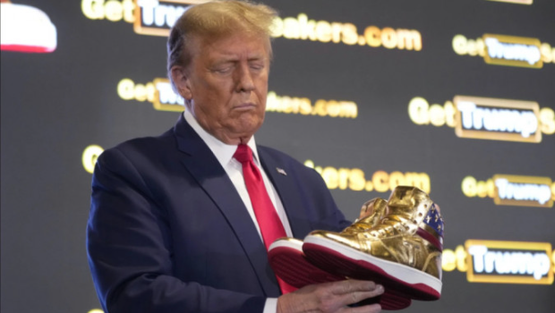 特朗普于17日罕见地出席费城运动鞋展,介绍首款以他冠名的官方“特朗普鞋”。 特朗普于17日罕见地出席费城运动鞋展,介绍首款以他冠名的官方“特朗普鞋”。