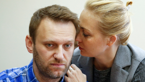 纳瓦尼与妻子2015年在莫斯科出席听证会时的留影。