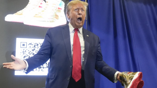 特朗普2022年宣布竞逐至今,曾多次推出不同商品。 特朗普2022年宣布竞逐至今,曾多次推出不同商品。