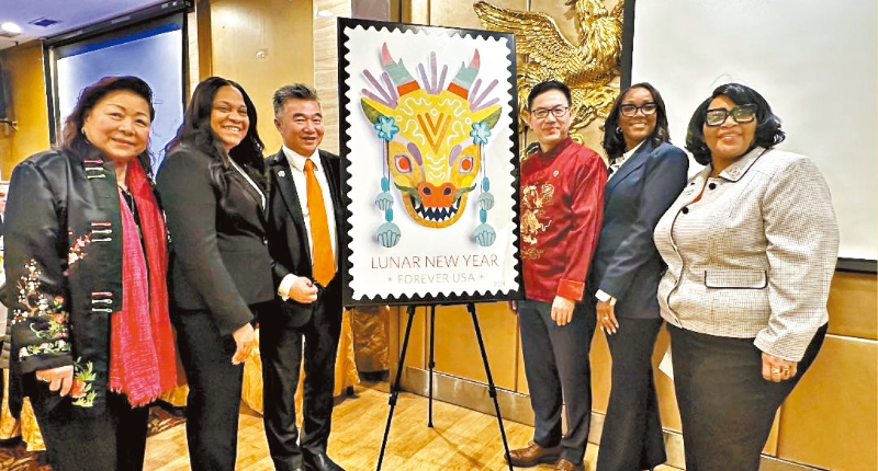 为农曆新年纪念邮寄揭幕,是华商会一年一度举行新春联欢会的重头戏,会长李建明(右3)、董事长倪举凌(左3)、前董事长梅施美英(左1)与美国联邦邮政署代表合影。 梁敏育摄 为农曆新年纪念邮寄揭幕,是华商会一年一度举行新春联欢会的重头戏,会长李建明(右3)、董事长倪举凌(左3)、前董事长梅施美英(左1)与美国联邦邮政署代表合影。 梁敏育摄
