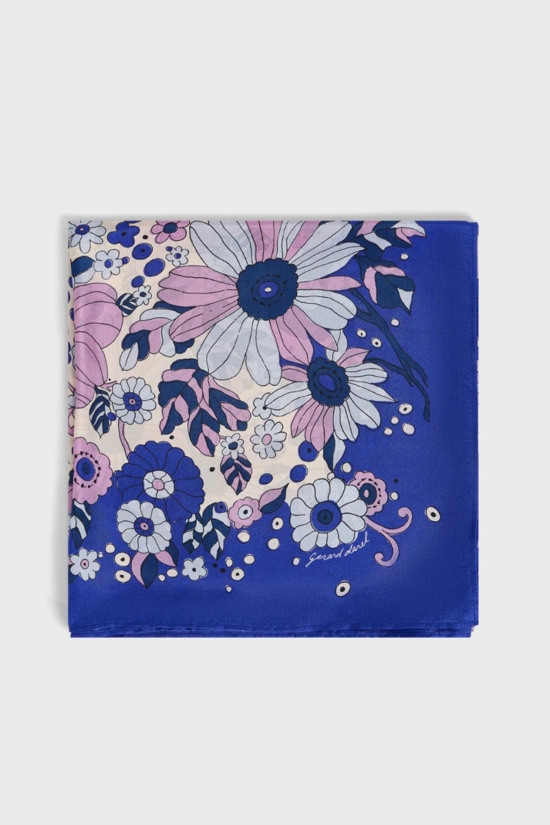 rue Madame Gerard Darel丝巾 $1,475，丝巾上的花卉图案启发自上世纪七十年代的图案。