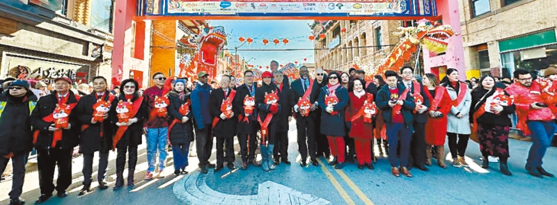 甲辰龙年南华埠举行新春大游行，主流政要、两岸官员与社区领袖一起参与新春大游行。 梁敏育摄