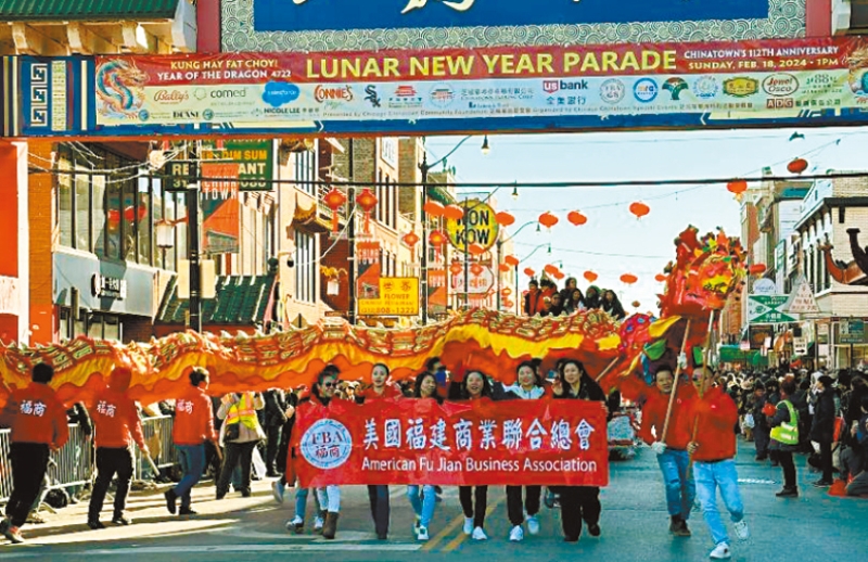 福建总商会的花车与游行方阵最合时宜,在金龙盘旋开路、铜锣喧闹声中,凸显出人们过年喜庆的氛围。 梁敏育摄 福建总商会的花车与游行方阵最合时宜,在金龙盘旋开路、铜锣喧闹声中,凸显出人们过年喜庆的氛围。 梁敏育摄