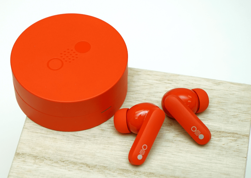 Buds Pro耳机有点像Nothing Ear(2),同样设有可触控的耳柄。 Buds Pro耳机有点像Nothing Ear(2),同样设有可触控的耳柄。