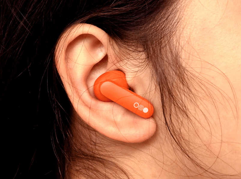 可经《Nothing X》App连接手机。 可经《Nothing X》App连接手机。