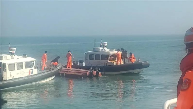 大陆快艇被台湾海警追捕翻船，两人被救起送院证实不治。