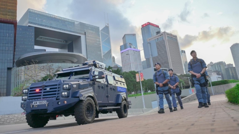 夏宝龙访港警队加强部署，反恐特勤队及装甲车各区高姿态巡逻