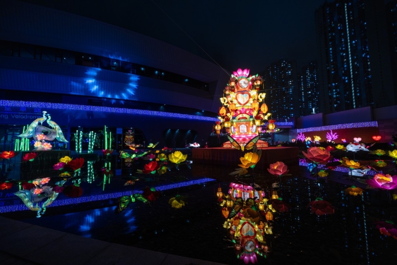 香港单车馆公园展出的缤纷彩灯。