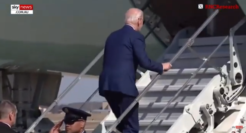 拜登20日登上空军一号时2度差点在登机梯上摔跤。(视频截图) 拜登20日登上空军一号时2度差点在登机梯上摔跤。(视频截图)