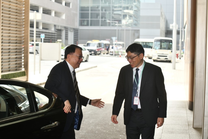 夏宝龙抵港，政务司司长陈国基到机场接送。 2