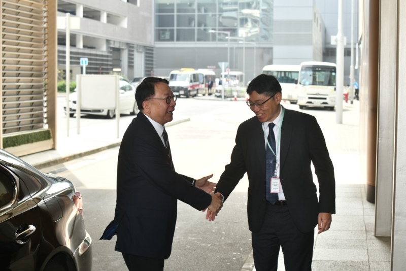 夏宝龙抵港，政务司司长陈国基到机场接送。 1