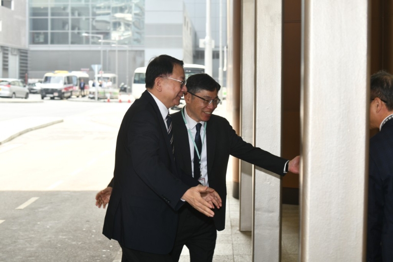 夏宝龙抵港，政务司司长陈国基到机场接送。