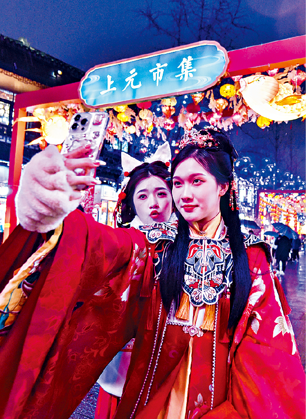 南京夫子庙景区的上元市集，是秦淮灯会的人气游点。