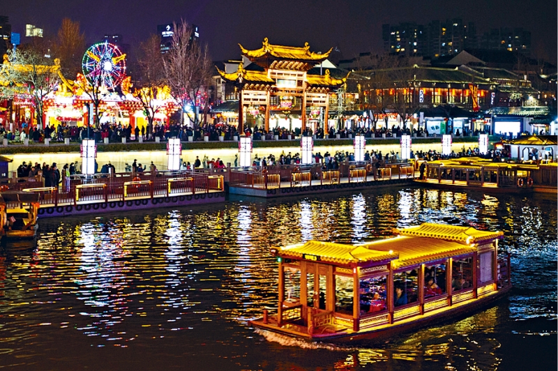 南京秦淮河畔，现已亮起璀璨耀目的迎春元宵灯饰装置。