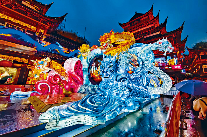 上海豫园灯会以“山海奇豫记”为题，设计多组以龙为主角的灯饰。