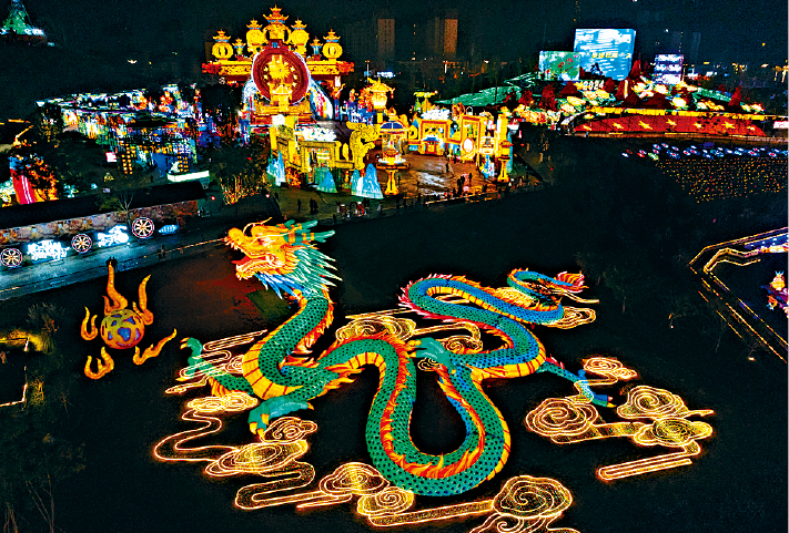 置身第30届自贡国际恐龙灯会，可看到“非遗中国龙”灯组。