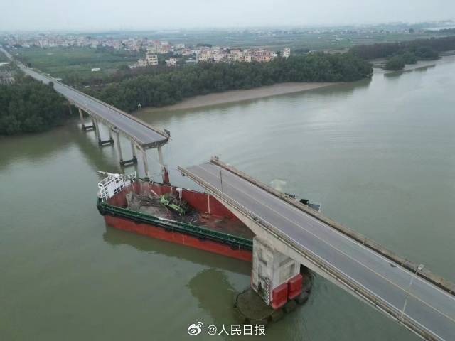 广州南沙沥心沙大桥被船只撞断。