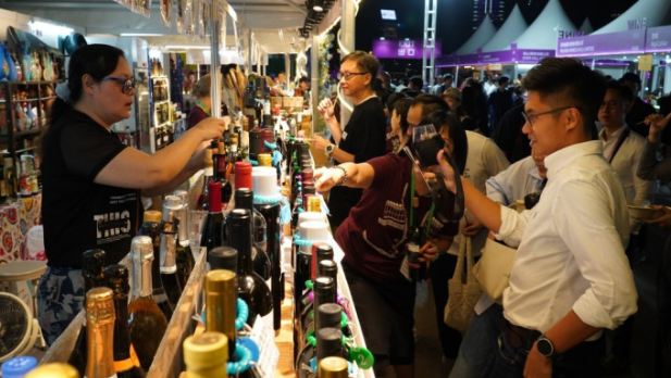 跨政党倡下调烈酒税,议员:7忆税收无助纾财赤,香港可成中介推销茅台 跨政党倡下调烈酒税,议员:7忆税收无助纾财赤,香港可成中介推销茅台