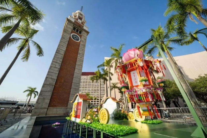尖沙咀文化中心露天广场以《龙跃花灯‧喜迎新岁》为主题。