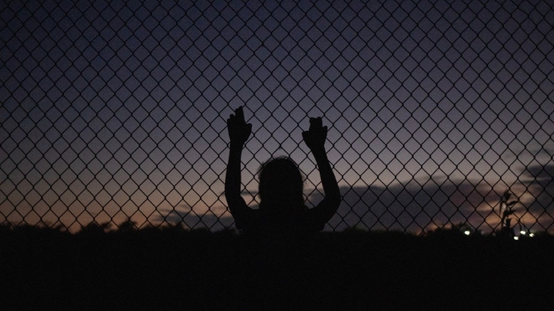 一名从德州进入美国的12岁洪都拉斯女孩,沿着布满刀片刺网的警戒线爬行后,抓着围栏落地。 路透社 一名从德州进入美国的12岁洪都拉斯女孩,沿着布满刀片刺网的警戒线爬行后,抓着围栏落地。 路透社