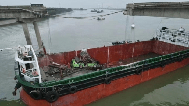 网传照片可见，广州南沙沥心沙大桥明显断开，船上疑似有打捞出来的车辆。