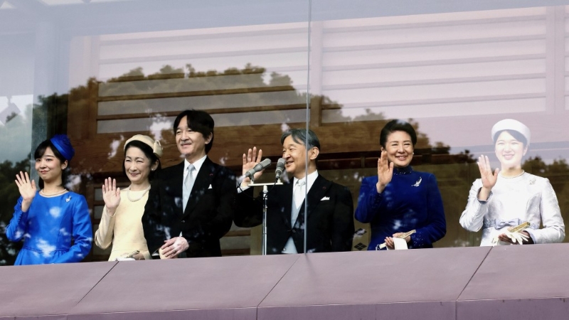 64岁生日的天皇德仁（右三）在其他皇室成员陪同下接受民众祝贺。美联社