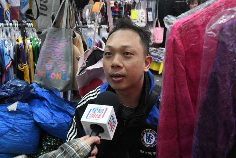 摊贩邓先生在旺角售卖球衣，指一半盈利来自游客。