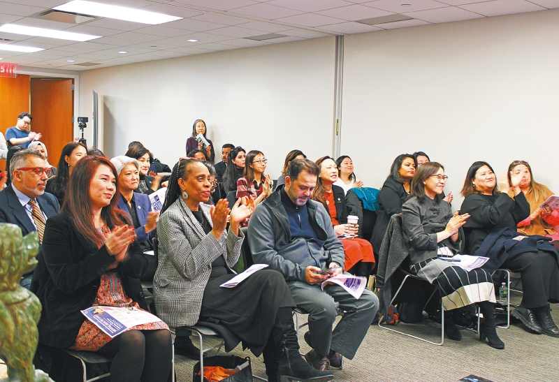 与会者积认真聆听报告。