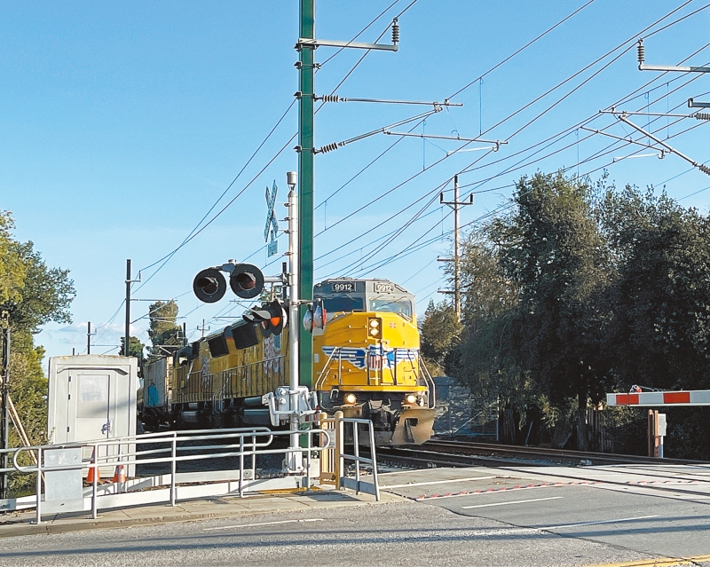 火车头的位置即事发地。 记者王蔚摄 火车头的位置即事发地。 记者王蔚摄