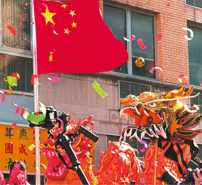 中国国旗下的舞狮。