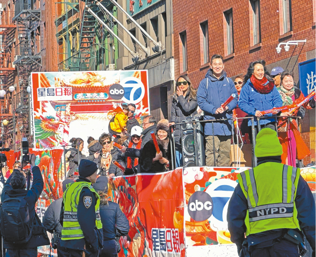 星岛日报与华埠民众共庆新春。