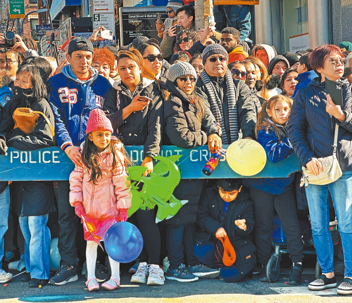 数十万民众观看游行。