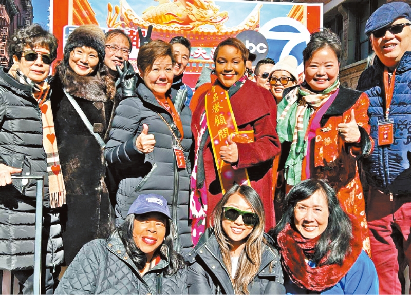 WABC电视台名记者Lucy Yang(前排右一），Cefaan Kim(后排中）市场副总裁Porcha Grant（中排右三起），纽约市市长亚裔高级主任郑祺蓉，本报全美行政总裁梅建国，WABC电视台高级职员及一衆“星岛好友”在星岛及ABC电视第七台共同的花车上合拍。