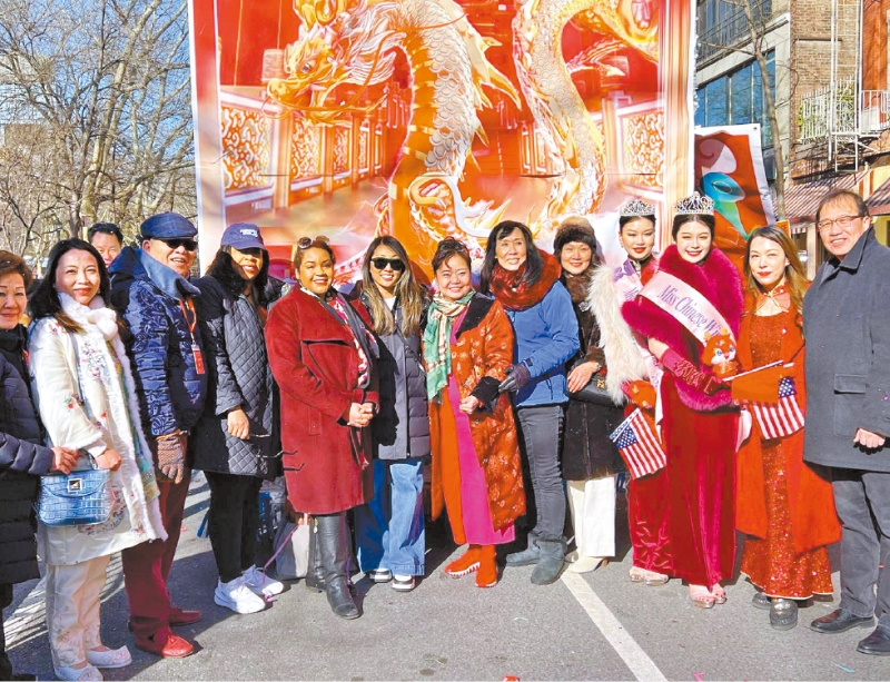 美东华裔小姐选美会董事长何嘉琪（右）带领两位佳丽与星岛日报高层及WABCTV高层领导合影。