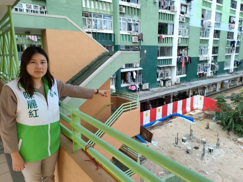 深水埗区议员陈丽红指南山与大坑东之间行人天桥只有2项加建升降机工程,合共在兴建4个升降机塔,部分地段仍为烂地一块。 深水埗区议员陈丽红指南山与大坑东之间行人天桥只有2项加建升降机工程,合共在兴建4个升降机塔,部分地段仍为烂地一块。