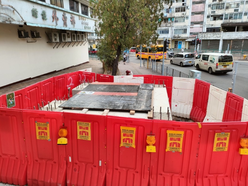 围板封起范围仿如成人高度,变相阻挡行人过马路视线。 围板封起范围仿如成人高度,变相阻挡行人过马路视线。