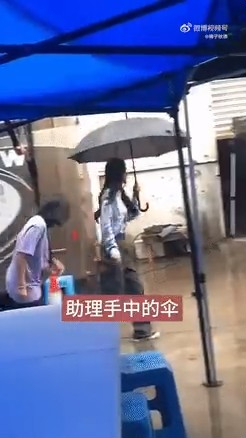 杨幂未有理会跟在身后的助手。