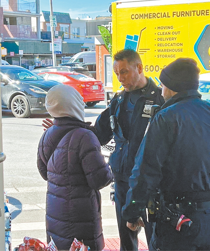 警方与涉事华女(左)沟通。 双龙超市提供
