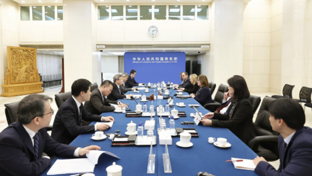 2月27日，商务部国际贸易谈判代表兼副部长王受文在京会见美国商会代表团。