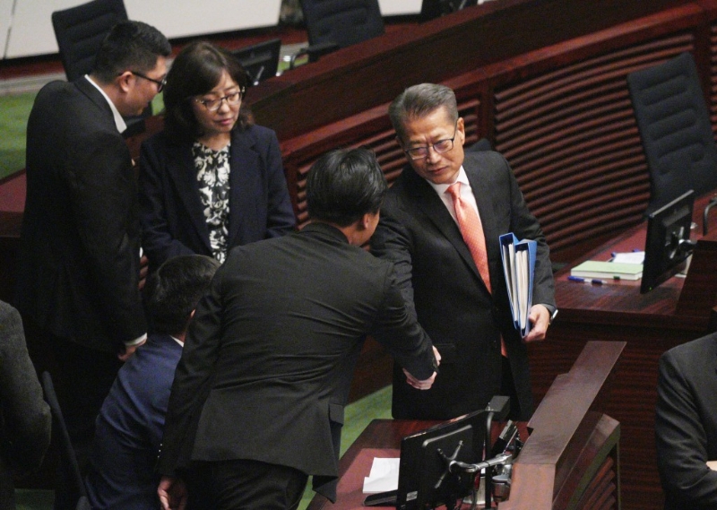 陈茂波宣读预算案。