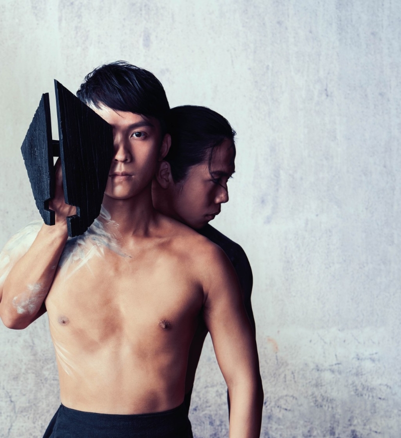 披假面上阵的兰陵王,在面具掩护下,成为众人的勇悍范样。 披假面上阵的兰陵王,在面具掩护下,成为众人的勇悍范样。